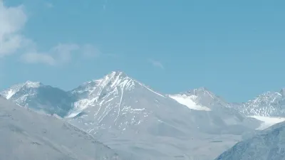 祁连山，白雪覆盖的山峰与蓝天