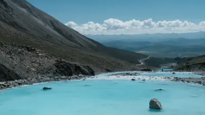 祁连山，山谷间的蓝色湖水与雪峰