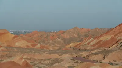 五彩丹霞，橙红色岩层起伏延伸